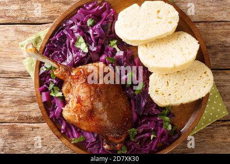Cucina ceca anatra arrosto pecena kachna primo piano in un piatto sul tavolo. Vista orizzontale dall'alto Foto Stock