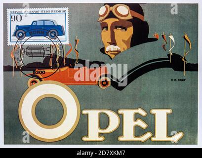 1982 cartolina tedesca spedita che illustra un poster pubblicitario per la vecchia Opel Olympia Touring Car. Foto Stock