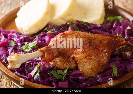 Cucina ceca anatra arrosto pecena kachna primo piano in un piatto sul tavolo. Orizzontale Foto Stock