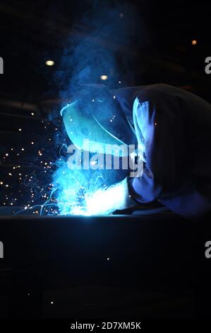 Saldatrice montaggio acciaio tecnico. Saldatura industriale di strutture metalliche Foto Stock