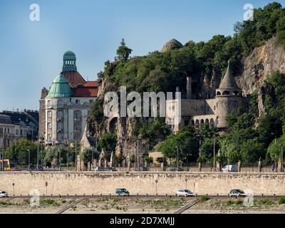 BUDAPEST, UNGHERIA - 16 LUGLIO 2019: Vista sulla chiesa delle grotte di Gellert Hill e Danubius Hotel Gellert Foto Stock