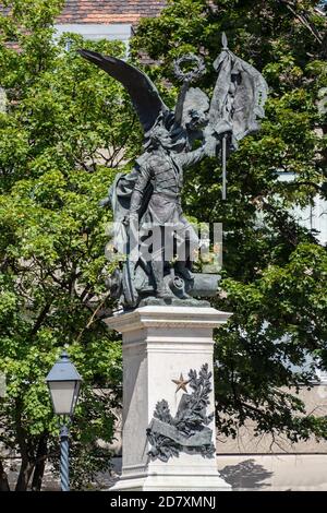 UDAPEST, UNGHERIA - 16 LUGLIO 2019: Monumento a Szabad Hazaert che è stato eretto come tributo agli ungheresi che hanno combattuto nella guerra di indipendenza Foto Stock