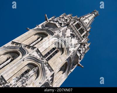 BUDAPEST, UNGHERIA - 16 LUGLIO 2019: La guglia della Chiesa di San Mattia sulla collina del Castello di Buda Foto Stock