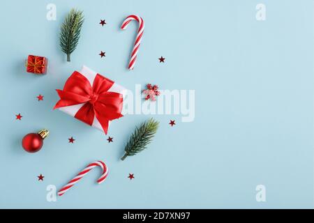 Decorazioni regalo, caramelle e natalizie su sfondo blu Foto Stock