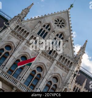 BUDAPEST, UNGHERIA - 16 LUGLIO 2019: Dettagli architettonici sull'edificio del Parlamento ungherese Foto Stock