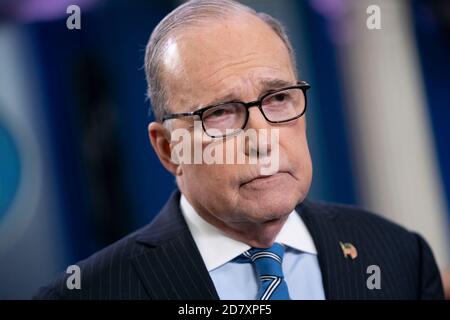 Larry Kudlow, direttore del National Economic Council degli Stati Uniti, si ferma mentre parla durante un'intervista televisiva alla Casa Bianca a Washington, D.C., Stati Uniti il giovedì, gennaio, 30, 2020. Credit: Alex Edelman/The Photo Access Foto Stock