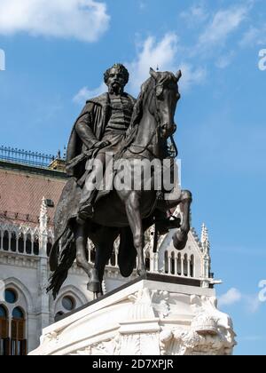 BUDAPEST, UNGHERIA - 16 LUGLIO 2019: Statua equestre del conte Gyula Andrassy di Gyorgy Zala Foto Stock