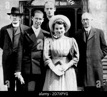 Coppia appena sposata posa per una fotografia con tre sacerdoti fuori di un albergo, Ennis, Irlanda, 1939. Foto Stock