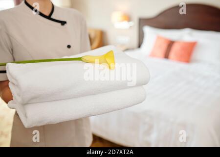 La cameriera ha degli asciugamani morbidi Foto Stock
