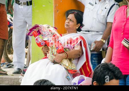 momenti durante l'immersione dell'idolo durga Foto Stock