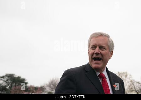 White House Chief of staff Mark Meadows parla con i giornalisti sul prato meridionale della Casa Bianca in mezzo alla pandemia del coronavirus il 28 marzo 2020 a Washington, D.C. Credit: Alex Edelman/The Photo Access Foto Stock
