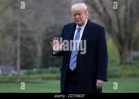 Il presidente degli Stati Uniti Donald Trump arriva alla Casa Bianca a bordo di Marine One sul prato meridionale della Casa Bianca in mezzo alla pandemia del coronavirus il 28 marzo 2020 a Washington, D.C. Credit: Alex Edelman/The Photo Access Foto Stock