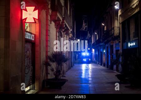 Barcellona, Spagna. 25 Ott 2020. 25 ottobre 2020, Barcellona, Catalogna, Spagna: Un'ambulanza circola attraverso le solitarie strade del centro di Barcellona. Il primo ministro spagnolo ha approvato oggi un nuovo stato di emergenza con piani per mantenerlo in vigore fino a maggio e il governo catalano impone un coprifuoco obbligatorio tra le 22.00 e le 6.00. Credit: Jordi Boixareu/Alamy Live News Foto Stock