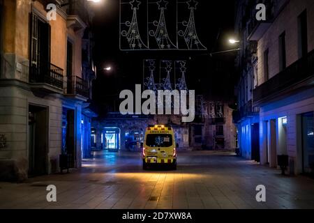 Barcellona, Spagna. 25 Ott 2020. 25 ottobre 2020, Barcellona, Catalogna, Spagna: Un'ambulanza circola attraverso le solitarie strade del centro di Barcellona. Il primo ministro spagnolo ha approvato oggi un nuovo stato di emergenza con piani per mantenerlo in vigore fino a maggio e il governo catalano impone un coprifuoco obbligatorio tra le 22.00 e le 6.00. Credit: Jordi Boixareu/Alamy Live News Foto Stock