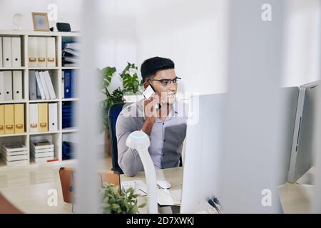 Imprenditore indiano che parla al telefono Foto Stock