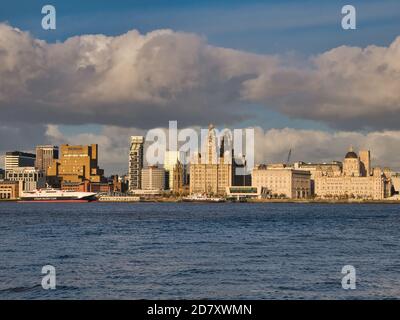 L'Isola di Man e Mersey Ferries ormeggiati sul lungomare di Liverpool, patrimonio dell'umanità dell'UNESCO. Gli edifici Royal Liver, Cunard e Port of Liverpool si trovano sulla ri Foto Stock