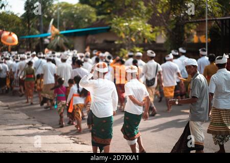 Galungan Holiday.Festive processione in abiti tradizionali. Due ragazzi in primo piano. Isola di Bali, Indonesia.26.12.2018. Foto Stock