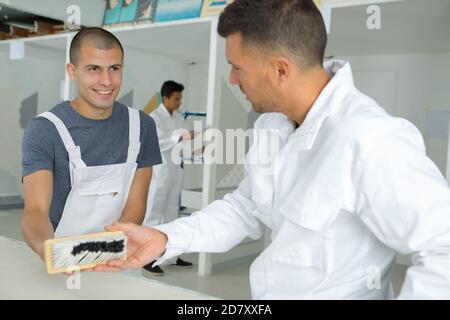 apprendista maschile prima di dipingere un soffitto Foto Stock