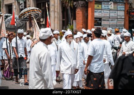 Galungan Vacanze. Festa processione in abiti bianchi. Isola di Bali, Indonesia. Primo piano. 26.12.2018. Foto Stock