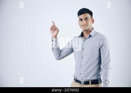 Indicare giovane uomo d'affari Foto Stock
