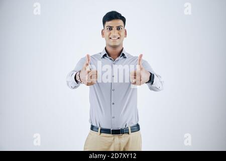 Uomo d'affari indiano che mostra i pollici-su Foto Stock