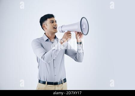 Uomo d'affari che grida in un altoparlante forte Foto Stock
