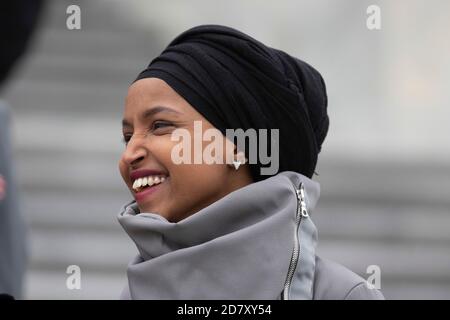 Ilhan Omar, democratico del Minnesota, si batte durante un evento stampa che celebra il passaggio del 'for the People Act' l'8 marzo 2019. Oggi il Parlamento dovrebbe approvare la legislazione in una serie di votazioni. Credit: Alex Edelman/The Photo Access Foto Stock