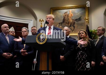 Il presidente Donald Trump risponde alle domande dopo aver firmato un ordine esecutivo dal titolo "National Roadmap to Empower Veterans and End Suicide" nella Roosevelt Room della Casa Bianca a Washington, D.C. il 5 marzo 2019. Mentre rispondeva alle domande dopo la firma, Trump ha detto ai giornalisti, 'la caccia alle streghe continua', riferendosi agli sforzi dei Democratici del Congresso per indagare sul figlio di legge dei Presidenti, e al Consigliere Presidenziale Jared Kuschner. Credit: Alex Edelman/The Photo Access Foto Stock