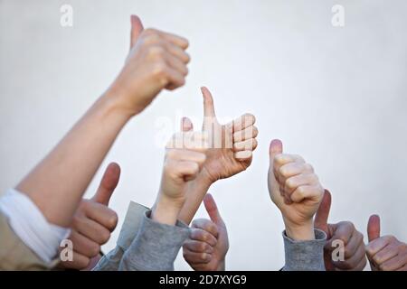 Molti pollici diversi stanno puntando verso l'alto Foto Stock