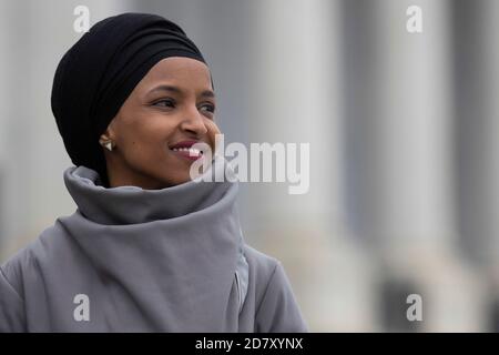 Ilhan Omar, democratico del Minnesota, si batte durante un evento stampa che celebra il passaggio del 'for the People Act' l'8 marzo 2019. Oggi il Parlamento dovrebbe approvare la legislazione in una serie di votazioni. Credit: Alex Edelman/The Photo Access Foto Stock