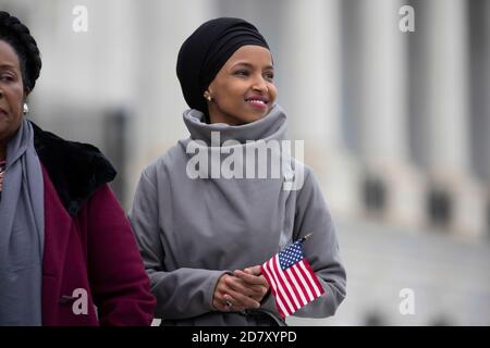 Ilhan Omar, democratico del Minnesota, si batte durante un evento stampa che celebra il passaggio del 'for the People Act' l'8 marzo 2019. Oggi il Parlamento dovrebbe approvare la legislazione in una serie di votazioni. Credit: Alex Edelman/The Photo Access Foto Stock