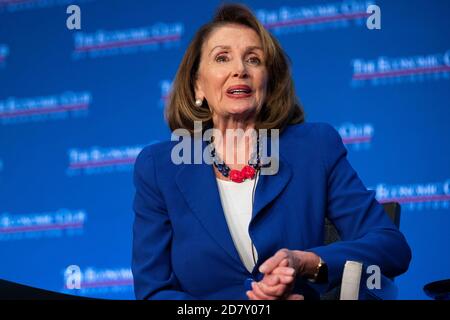 Il presidente della Camera Nancy Pelosi, democratico della California, parla con il presidente del Club economico di Washington David Rubenstein durante un pranzo a Washington, D.C., l'8 marzo 2019. Credit: Alex Edelman/The Photo Access Foto Stock