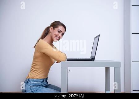 Giovane ragazza sul suo computer Foto Stock