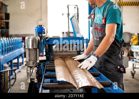 Operaio in fabbrica misure lavora produzione di metallo industriale Foto Stock