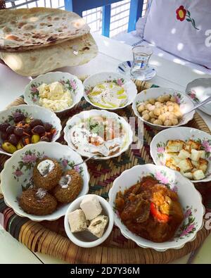 La tradizionale colazione araba viene servita presso la Arabian Tea House di Dubai, negli Emirati Arabi Uniti Foto Stock