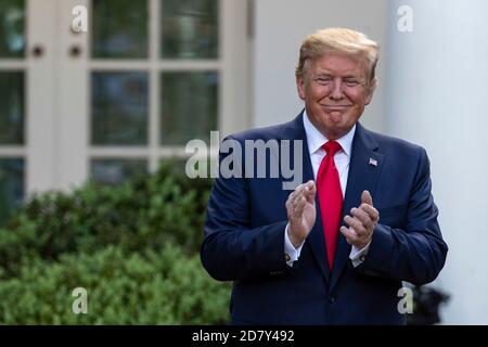 Il presidente degli Stati Uniti Donald Trump si batte come golfista Tiger Woods parla dopo aver ricevuto la Medaglia presidenziale della libertà da Trump nel Rose Garden della Casa Bianca a Washington, D.C. lunedì 6 maggio 2019. La medaglia presidenziale della libertà è l'onore più alto che un presidente degli Stati Uniti può conferire a un civile. Woods è il quarto golfer a ricevere la medaglia. Credit: Alex Edelman/The Photo Access Foto Stock