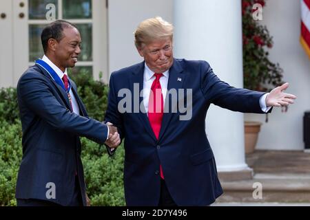 Il presidente degli Stati Uniti Donald Trump invita il golfista Tiger Woods a parlare dopo avergli conferito la Medaglia presidenziale della libertà nel Rose Garden della Casa Bianca a Washington, D.C. lunedì 6 maggio 2019. La medaglia presidenziale della libertà è l'onore più alto che un presidente degli Stati Uniti può conferire a un civile. Credit: Alex Edelman/The Photo Access Foto Stock