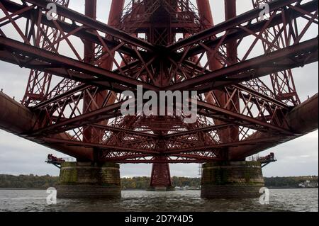 Vista sotto il quarto ponte ferroviario nel Firth of Forth da South Queensferry. Credito: Euan Cherry Foto Stock