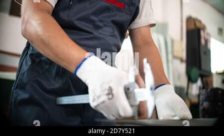 Operaio in fabbrica misure lavora produzione di metallo industriale Foto Stock