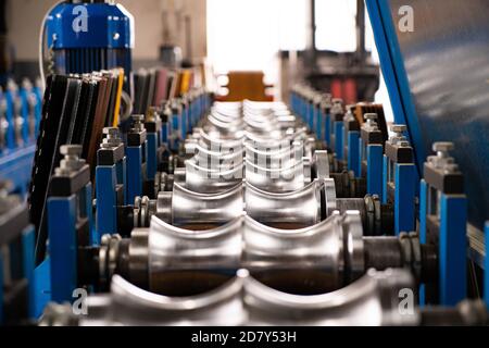 Operaio in fabbrica misure lavora produzione di metallo industriale Foto Stock