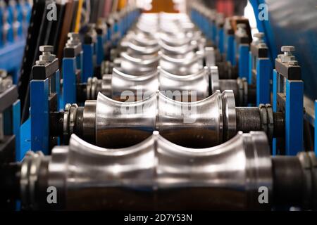 Operaio in fabbrica misure lavora produzione di metallo industriale Foto Stock