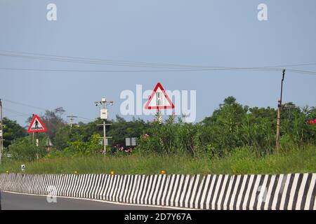 Segnale di traffico e telecamere tvcc su Indian National Highway per la sicurezza, india Foto Stock