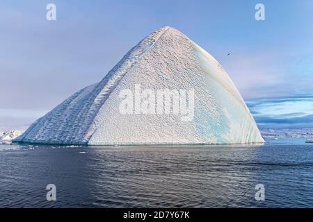 Iceberg in forma piramidica galleggia nell'Oceano Artico. Disko Bay, Ilulissat, patrimonio dell'umanità dell'UNESCO, Disko, Groenlandia. Foto Stock