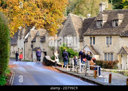 Vista autunnale di Castle combe, un grazioso villaggio del wiltshire. Foto Stock