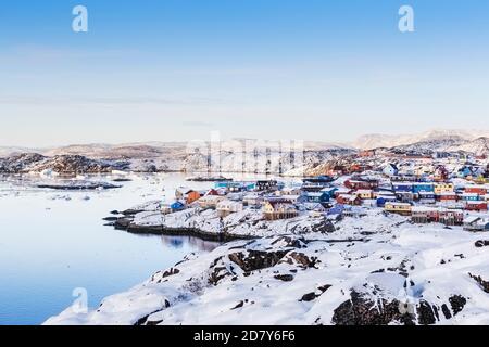 Colorate case cittadine della città di Ilulissat di fronte alla baia di Disko. Un sito patrimonio dell'umanità dell'UNESCO, la Groenlandia Foto Stock