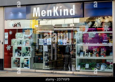 Negozi nel centro di Bristol. Il negozio di articoli da regalo Menkind Foto Stock