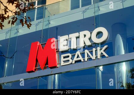 Negozi nel centro di Bristol. Segnaletica per Metro Bank Foto Stock