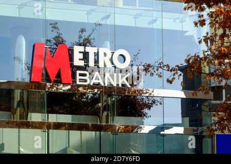 Negozi nel centro di Bristol. Segnaletica per Metro Bank Foto Stock