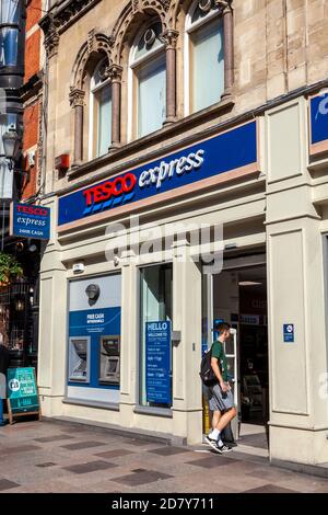 Cardiff, Galles, Regno Unito, 14 settembre 2016 : cartello pubblicitario del logo del supermercato Tesco Express in un negozio commerciale al dettaglio nel centro città foto IMA Foto Stock