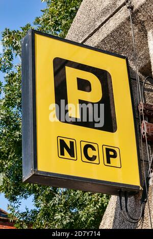 Cardiff, Wales, UK, 14 settembre 2016 : cartello pubblicitario del logo NCP National Car Parks all'esterno di uno dei suoi numerosi parcheggi nel centro della città di st Foto Stock